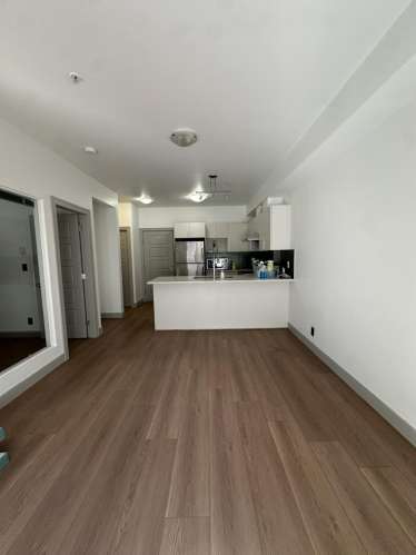 新裝修Burnaby1房 1 DEN Burnaby